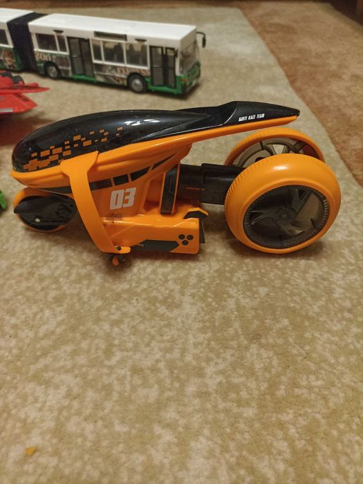 Автобус, кола, самолет