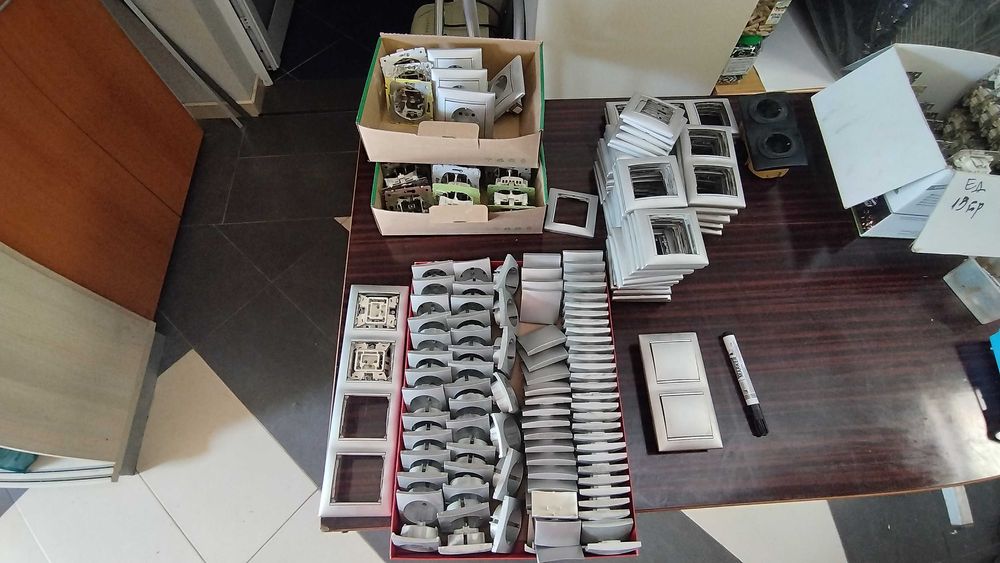 Контакти и ключове LEGRAND еднополюсни девиаторни и сериен