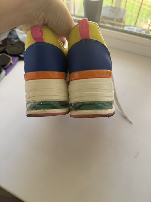 Продам кроссовки scechers