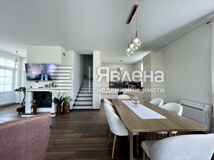 Панорама море! Еднофамилна триетажна къща сред тишина и спокойствие