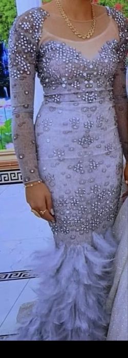 Rochie pe corp cu pene