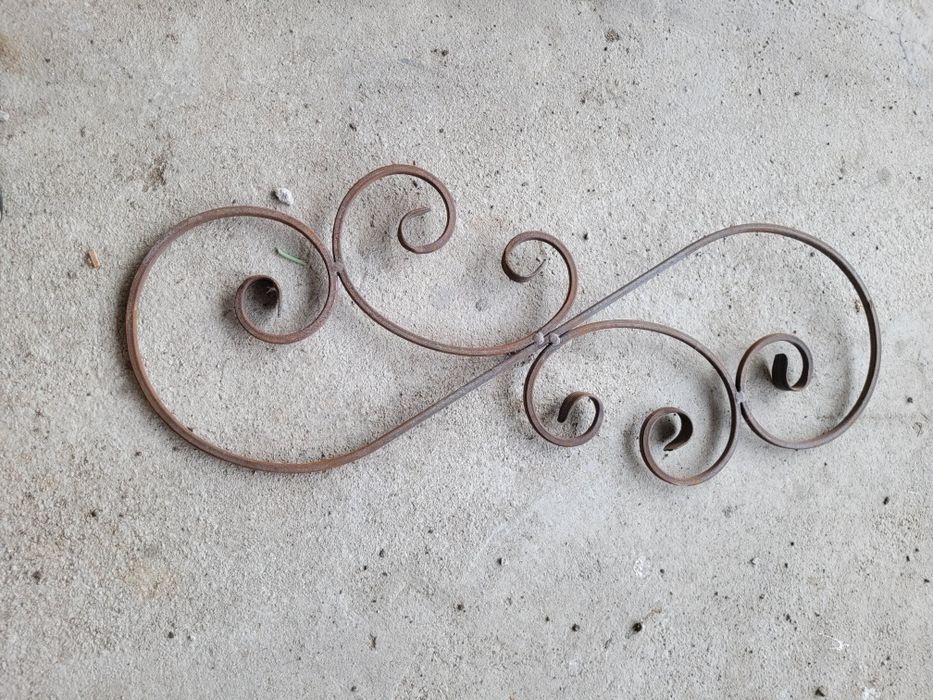 Металлические перила ограждения на лестницу