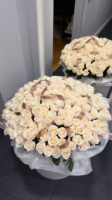 Белые розы в коробке