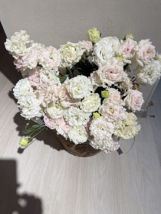 Цветы в корзине средний