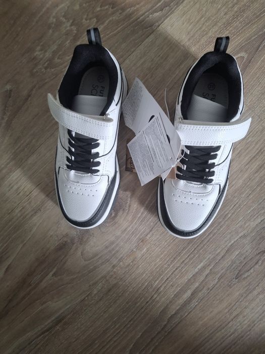 Детские кроссовки