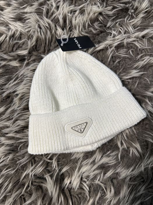 Caciula Prada alba noua Premium