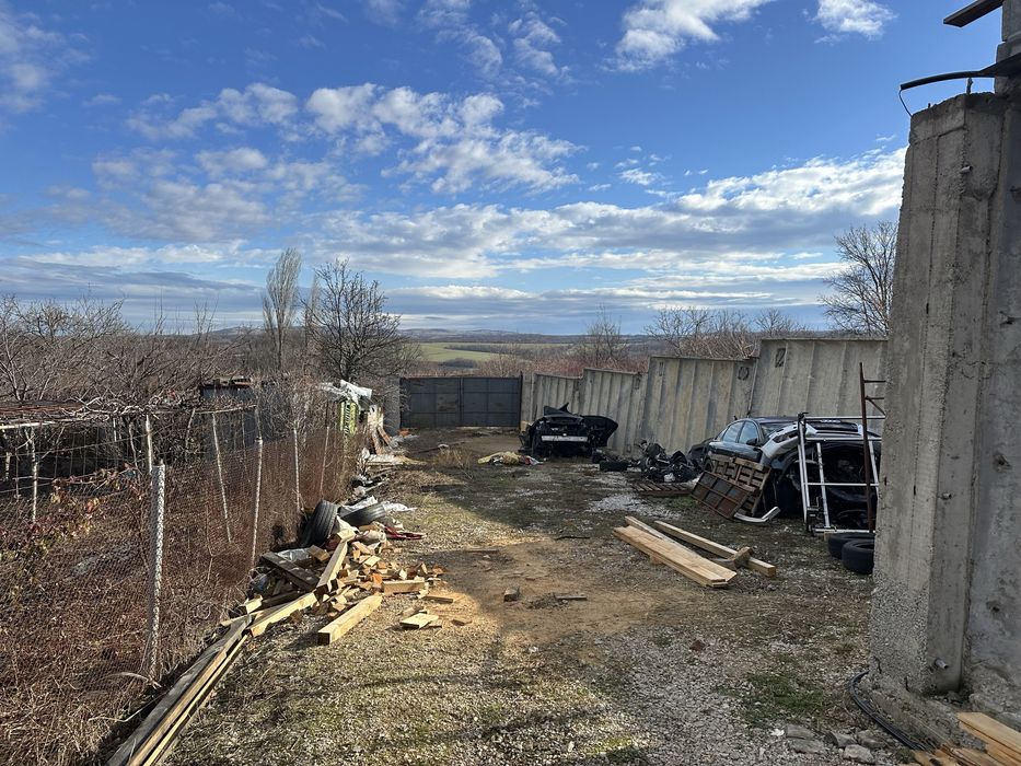 База с две халета по 75 квадрата с масивна ограда и усилени рафтове