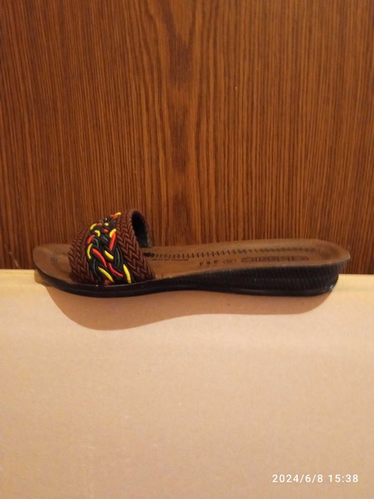 Шлепанцы женские коричневого цвета