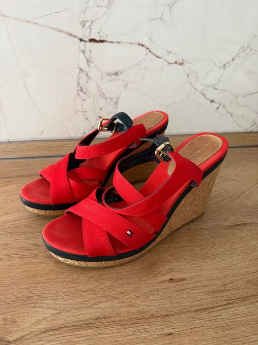 Обувки Crocs, UGG, Michael Kors и Tommy Hilfiger.