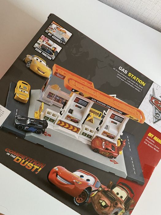 Бензиностанция с път и кола Макуин, McQueen