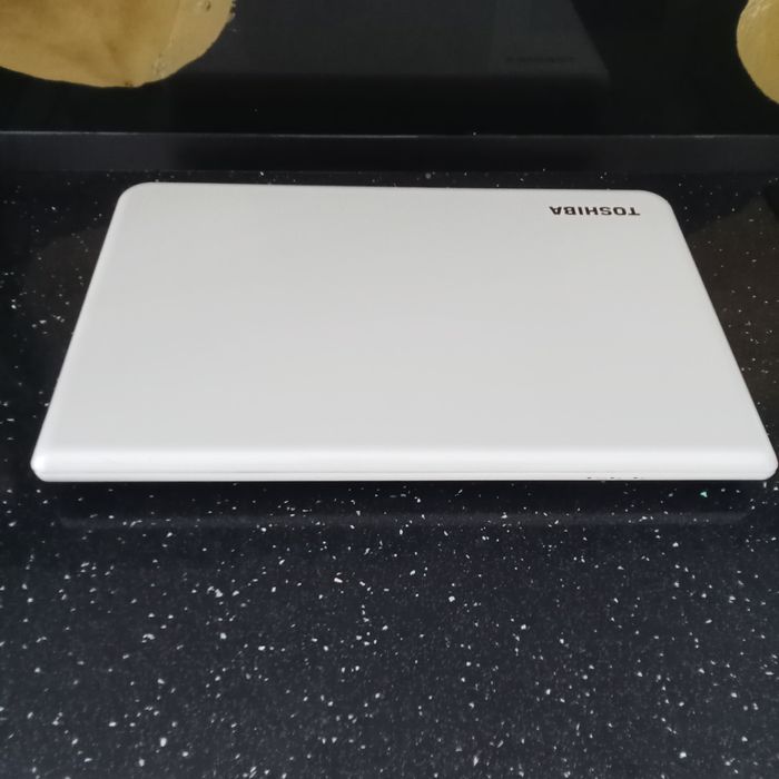 Vând laptop pentru piese