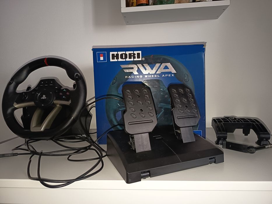 Vând PS4 PRO + Volan HORI