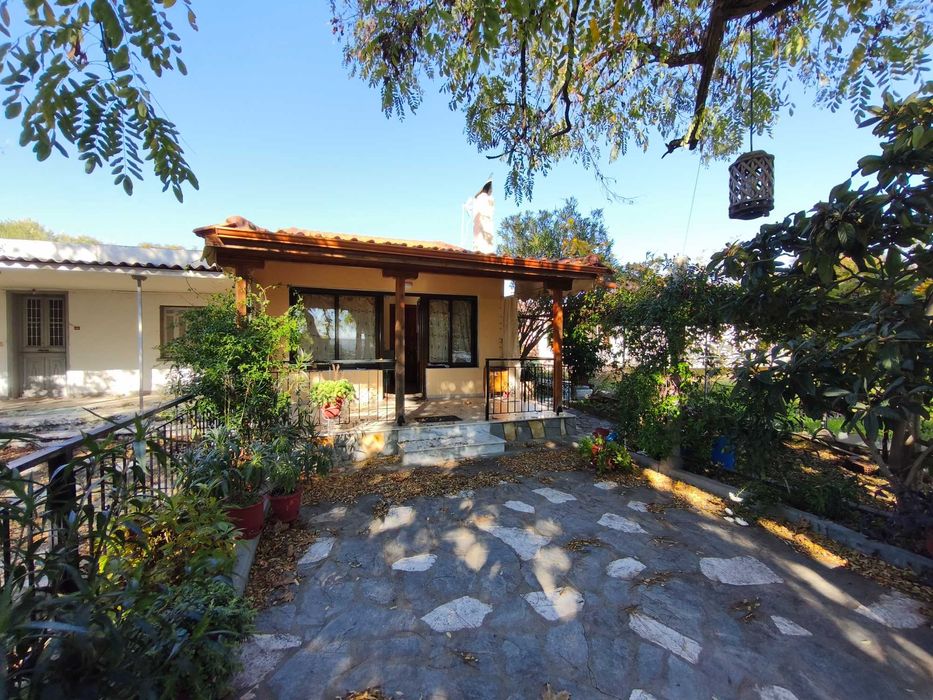 Продава къща 59м2 с ид.част от двор 900м2 в центъра на Кердилия,Гърция