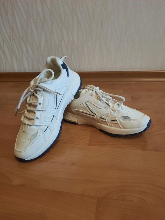 Женские кроссовки