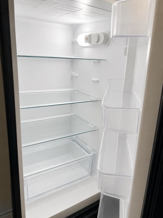 Combină frigorifică Heinner 268 L neagră – necesită reparație – 130 lei fix