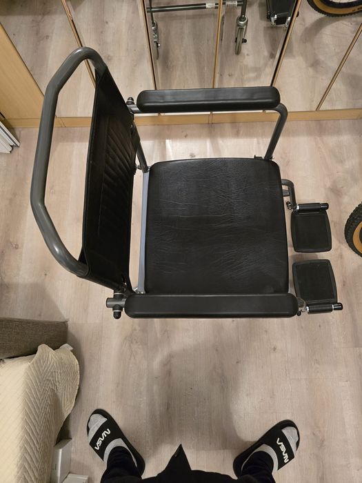 Scaun cu rotile si wc