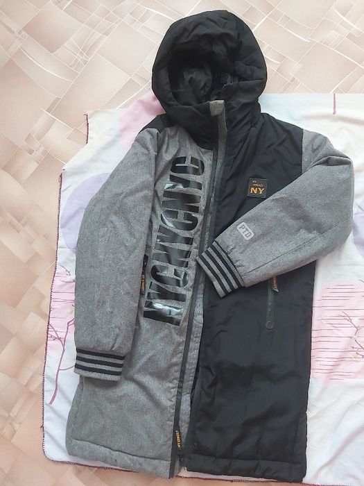 Демисезонное пальто и зимняя красная куртка