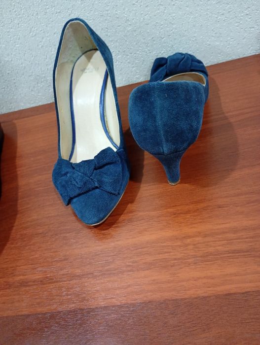 Синие замшевые туфли на танкетке с бантом