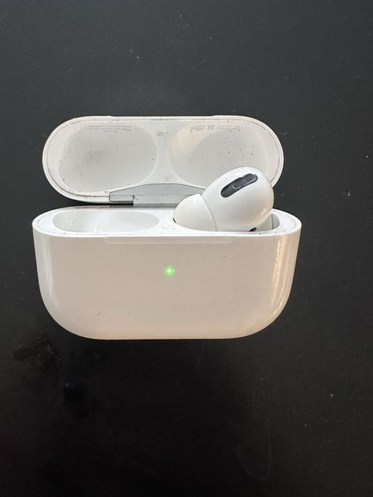 Продаю Airpods с одним наушником