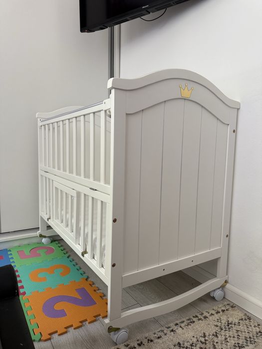Pătuț bebe din lemn alb 4 în 1 – balansoar, co-sleeping + saltea cocos. nu a fost folosit