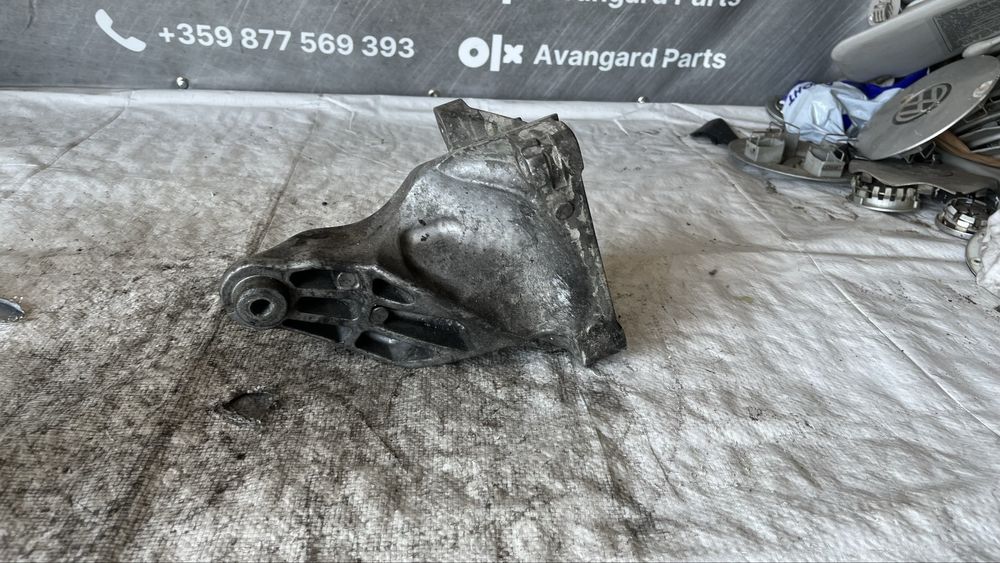 Mercedes C W204 лапа на двигател