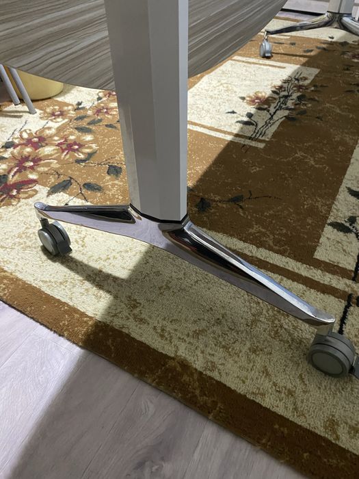 Стол овальный для дома и офиса