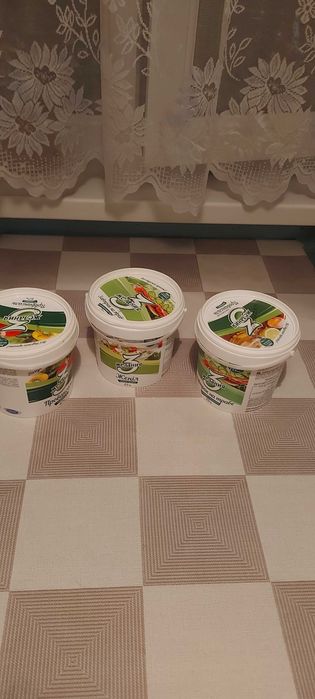 Ведерки майонезные целые.