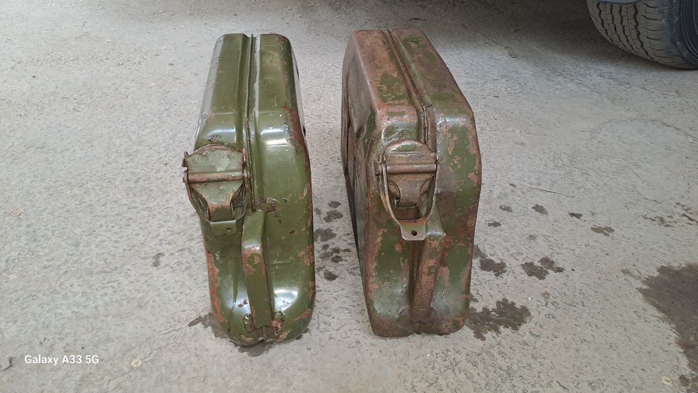 Продаётся 2 шт 10 литровые канистры. 200000 за 2 шт