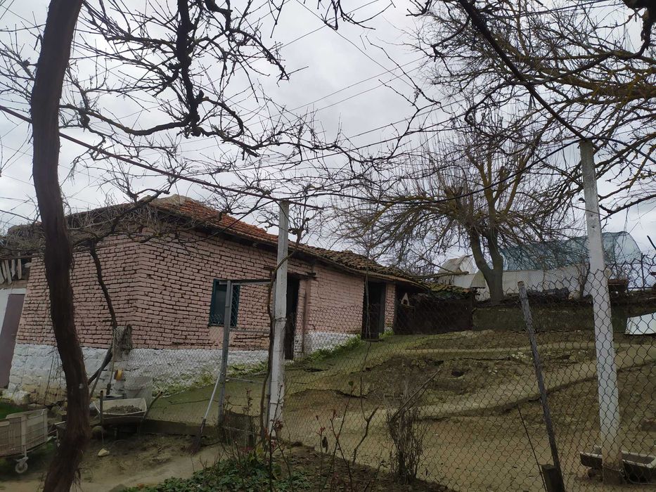Къща с голям двор