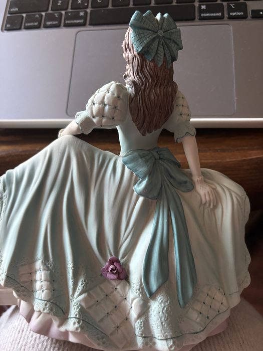 Порцеланова фигурка на дама на Coalport (ОК)