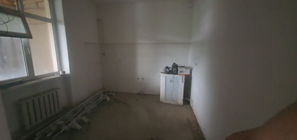 Участок 6 соток с коттеджем на 8 комнат,свет,вода,газ,канализация есть