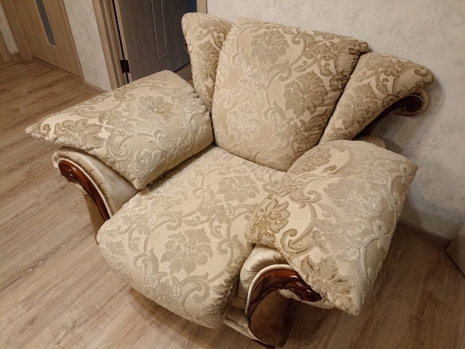 Срочно продам отличный диван