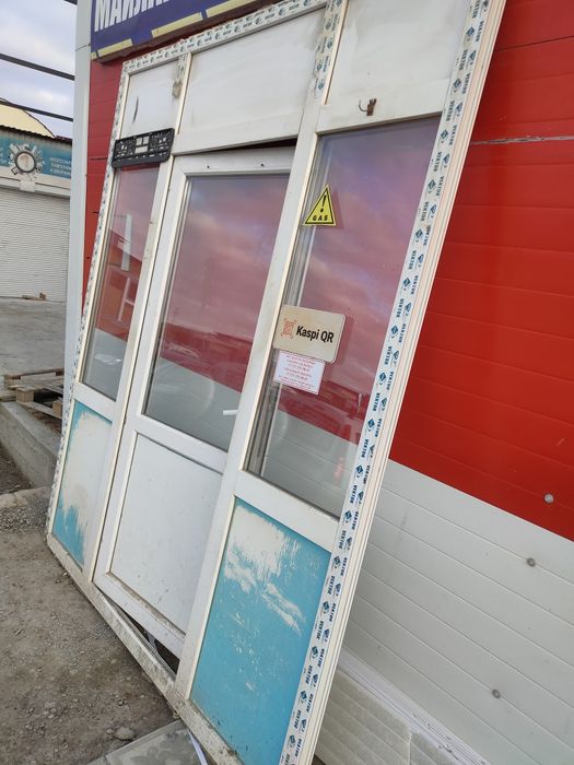 Пластиковая дверь