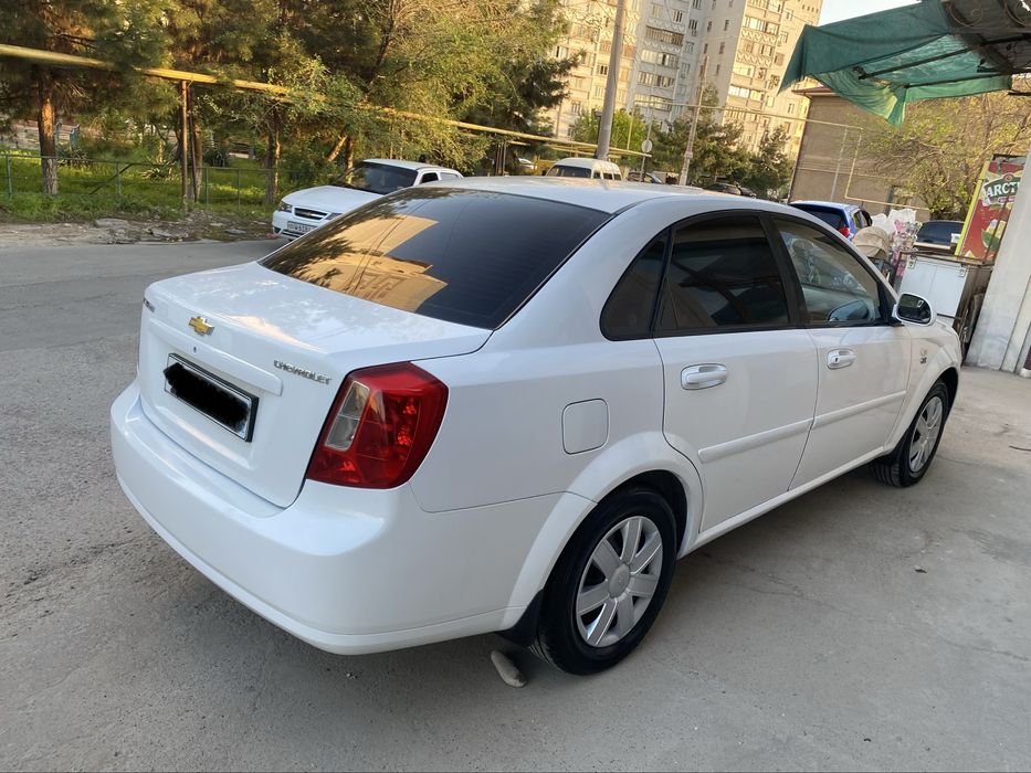 Lacetti 1.8 sotiladi