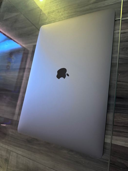 MacBook Pro Touchbar, i9, 16gb Ram