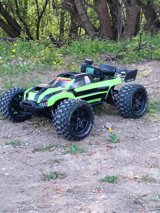 Se vinde Traxxas XRT 8S, în stare foarte bună de funcționare, întreținut și pregătit de mers.