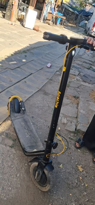 Trotineta apachie nu are nici un defect prinde 25km/h  doar are cricul rupt ,are si  semnalizare  va dau si încărcătorul