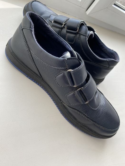 Продам обувь на мальчика 10-11 лет