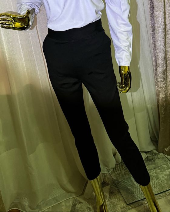 Белая кофта Zara M и чёрные классические брюки