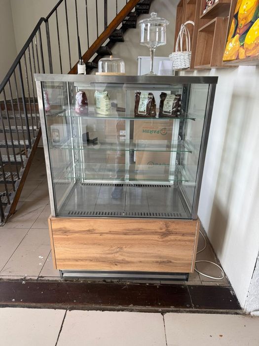 Витриный холодильник
