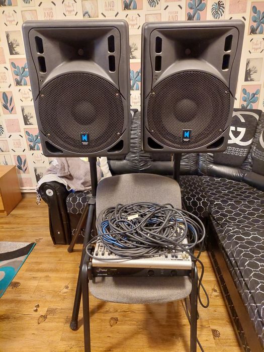 Vind 4 boxe ne ubmlate la ele cu cabluri stație mixer și 2 trepiezi