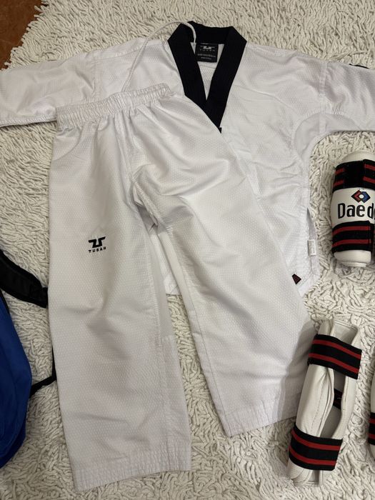 Форма для тхэквондо. На 6-8 лет . Размер S.