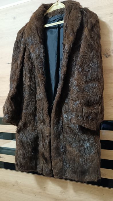 Палто от норка без забележки неразличимо от ново.