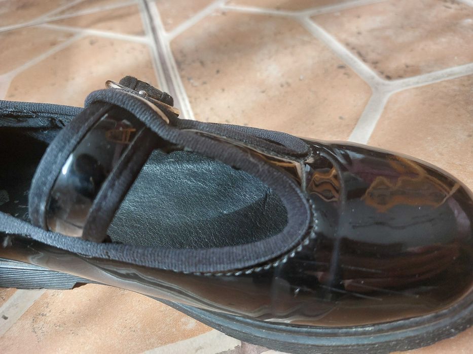 Botine de scoala din lac