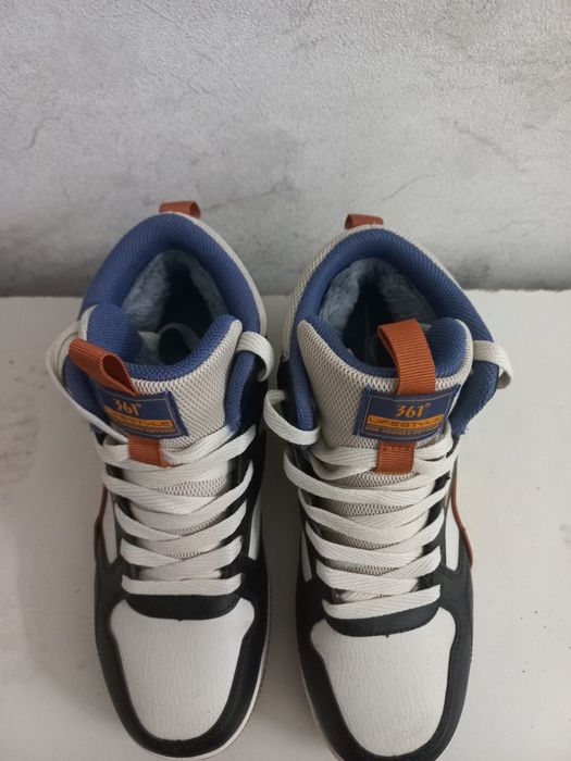 Зимний кроссовки сатылады.