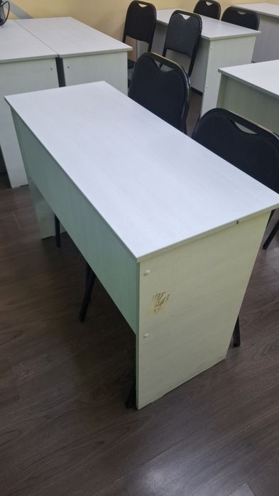 2 talik Parta, 1 talik partake va stullar