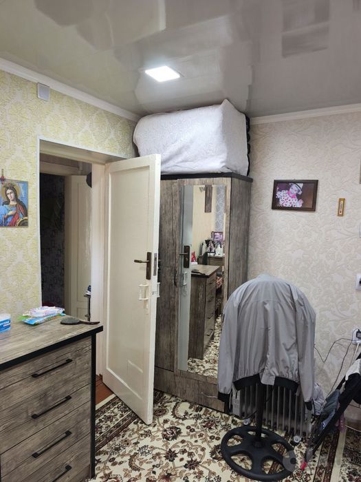 Продам 2 комнатную на Четвертом этаже. МЕТРО рядом