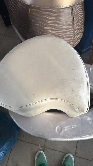 Mese si scaune de bar din piele pret 100 /200