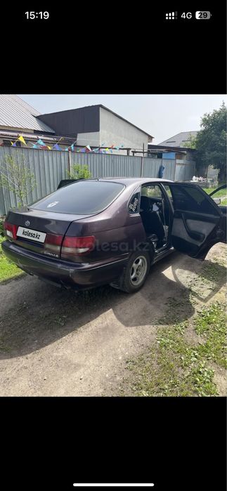 Продажа карина е 1993 года 1.6