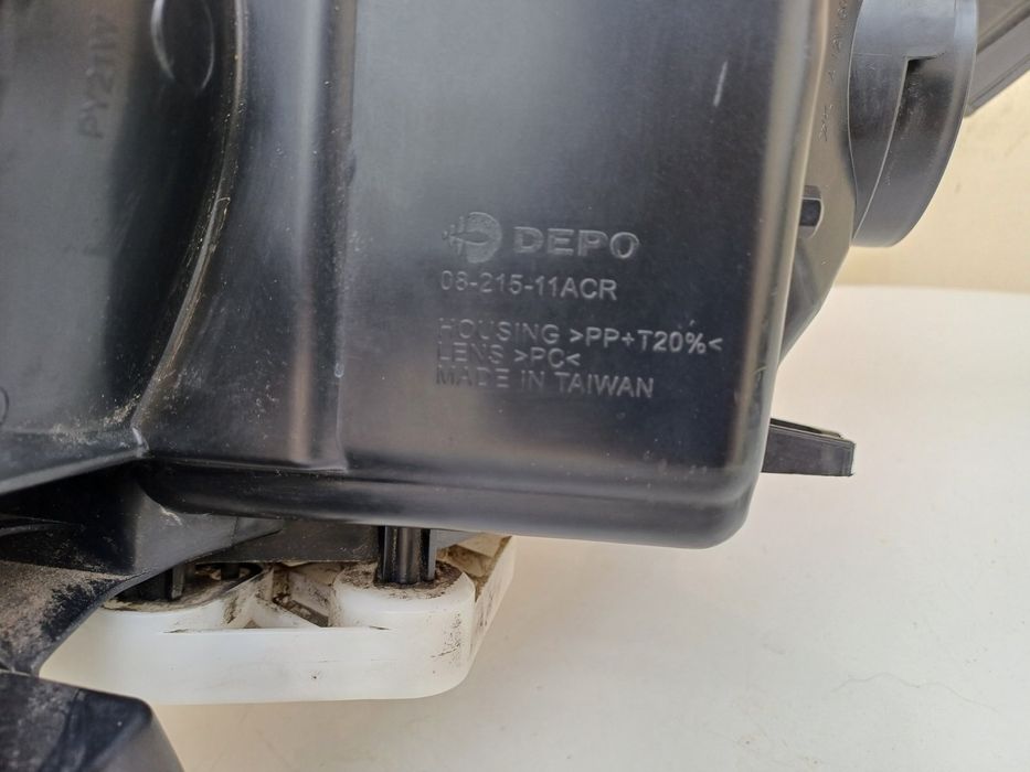 Десен фар за Nissan Navara;  2012г.